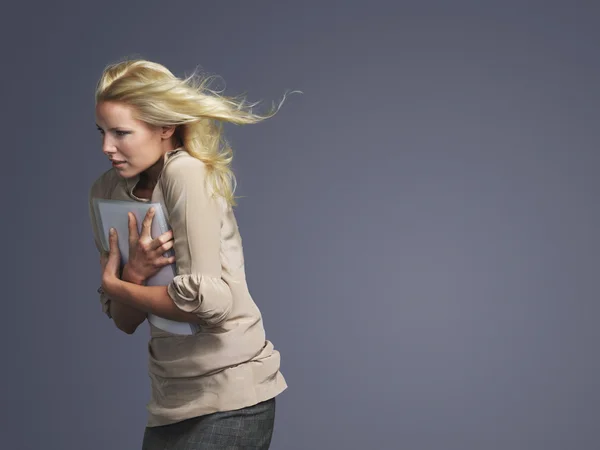 Женщина с волосами, дующими лицом к ветру — стоковое фото