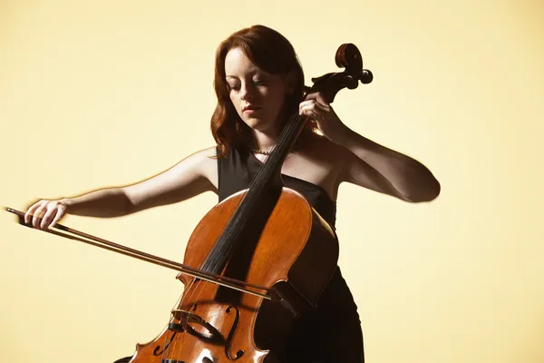 Kvinna spelar cello — Stockfoto