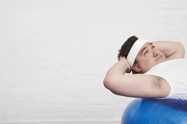 Hombre haciendo abdominales — Foto de Stock