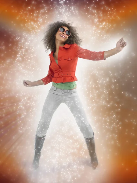 Kvinna med solglasögon dans med ljuseffekt — Stockfoto