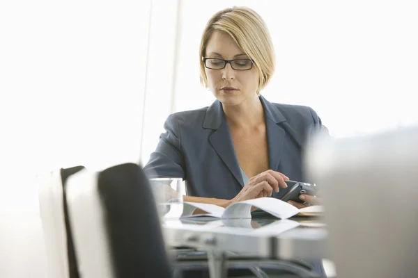 Mujer de negocios en sala de conferencias — Foto de Stock