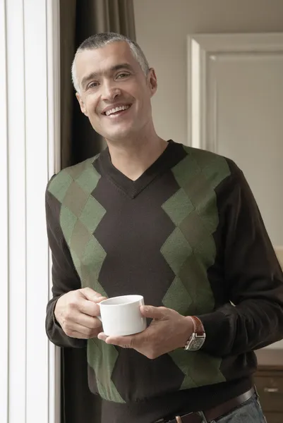 Усміхнений чоловік з чашкою кави — стокове фото