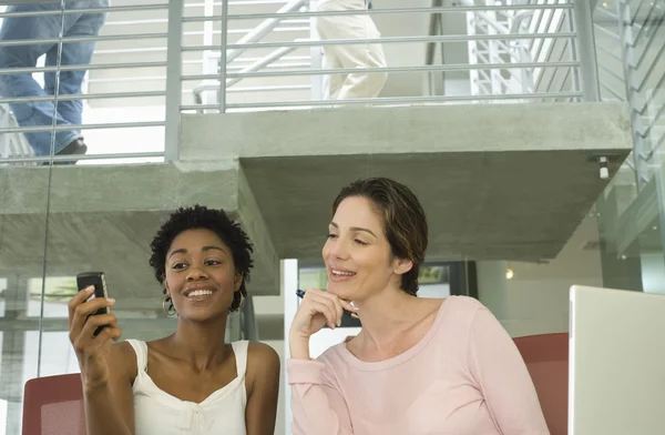 Businesswomen reading text message — Stock Photo, Image