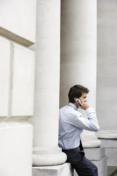 Zakenman op mobiele telefoon — Stockfoto