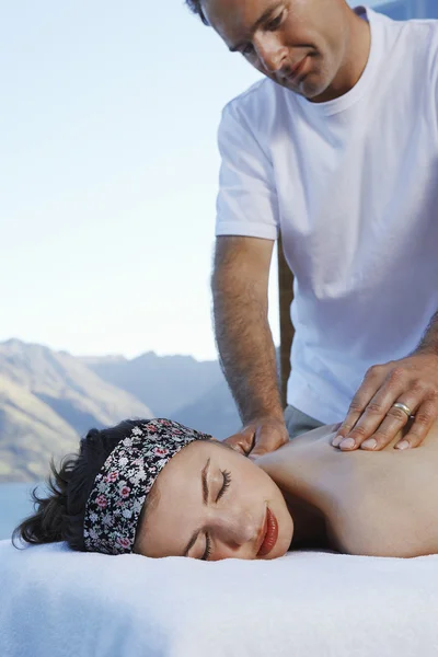 Mulher recebendo massagem — Fotografia de Stock