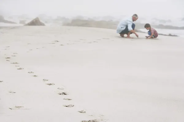 Ojciec i syn na plaży — Zdjęcie stockowe