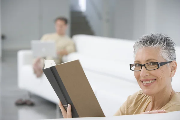 Donna anziana con libro — Foto Stock