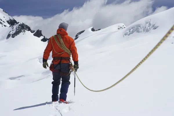 Hiker with safety rope — Stock Photo, Image