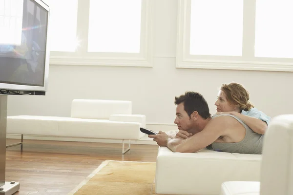 Couple watching TV at home — Stock Photo, Image