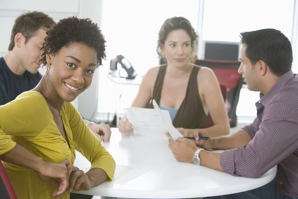 Femme d'affaires avec ses collègues — Photo