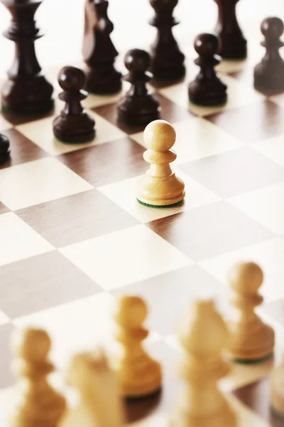 Öppningen flyttas i schackspel — Stockfoto