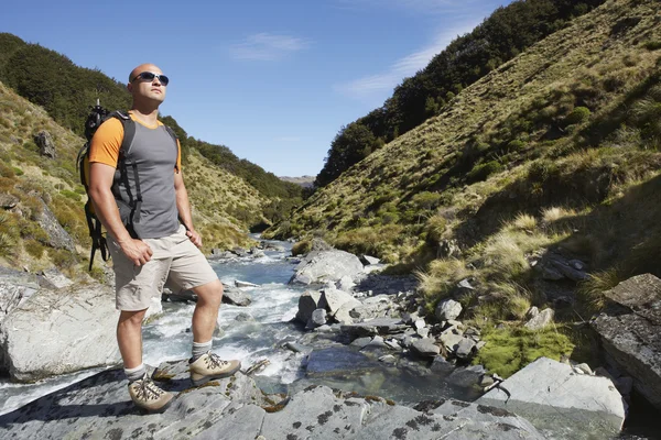 Wanderer mit dem Fluss — Stockfoto