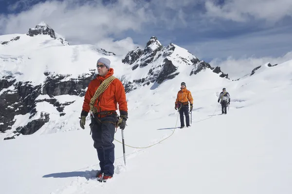 Wandelaars in besneeuwde bergen — Stockfoto