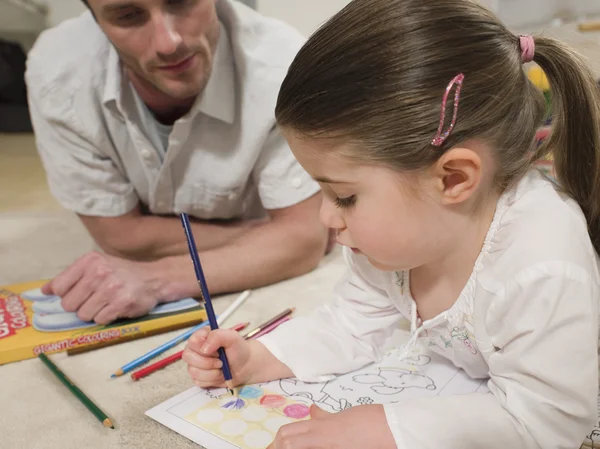 Ragazza sul pavimento colorazione — Foto Stock