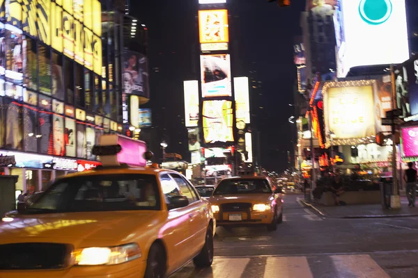 도시 거리에 노란 택시 — 스톡 사진