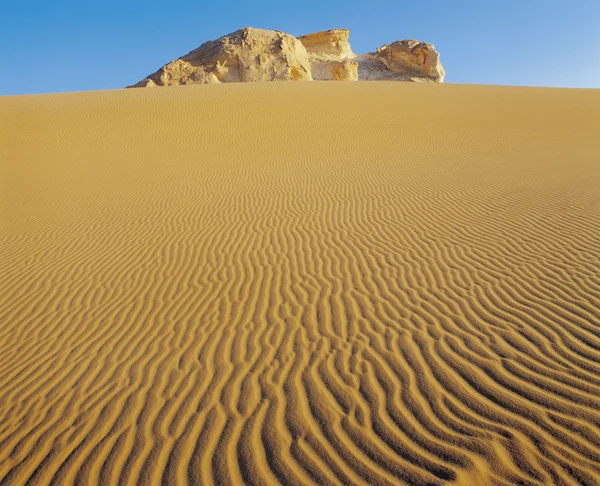 Afloramento rochoso no deserto — Fotografia de Stock