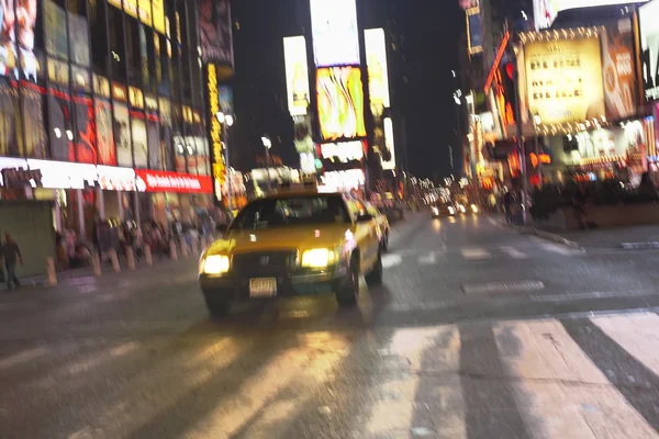 Gelbes Taxi auf der Stadtstraße — Stockfoto