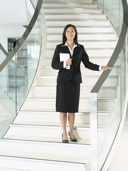Уверенные предпринимательницы на лестнице — стоковое фото