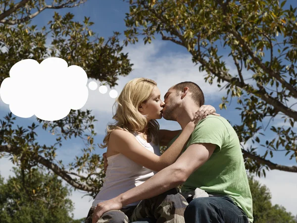 Young couple kissing — Stock Photo, Image