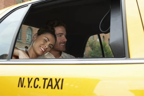 Paar in gele taxi — Stockfoto