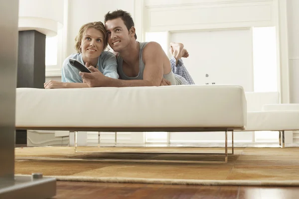 Couple sur le lit Regarder la télévision — Photo