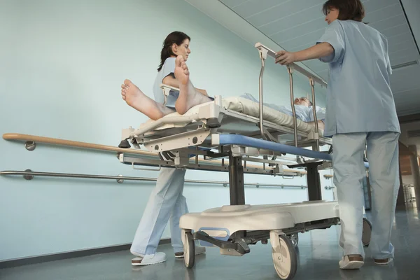 Sestry přesun pacienta na vozík — Stock fotografie