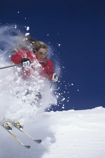 Skiër skiën — Stockfoto