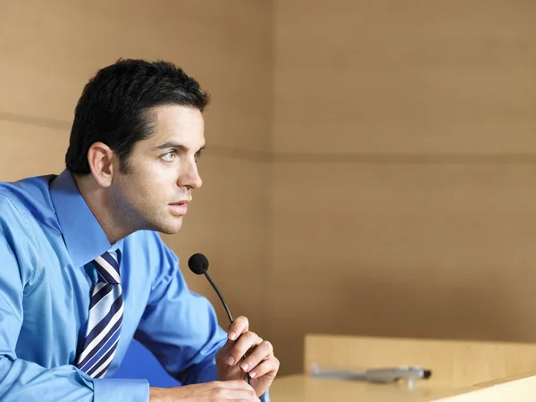 Empresario en sala de conferencias —  Fotos de Stock