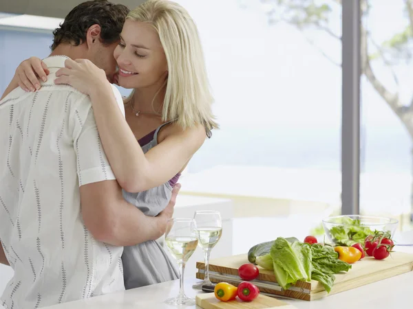 Casal flertando na cozinha — Fotografia de Stock