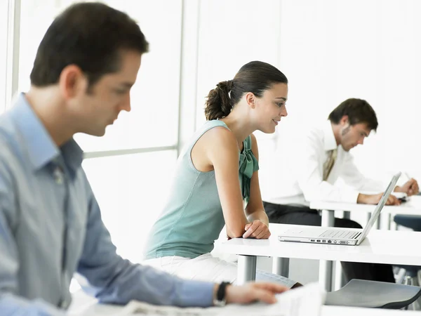 Zakenvrouw met laptop — Stockfoto