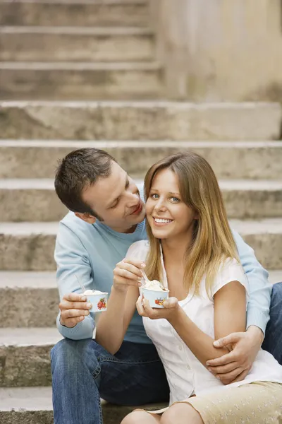 Casal comendo Gelato — Fotografia de Stock