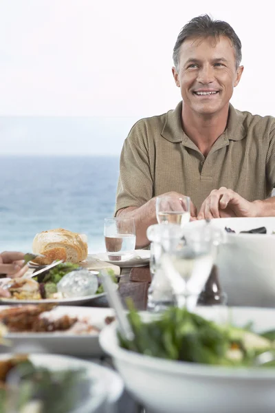 Glimlachende man eten van maaltijd — Stockfoto