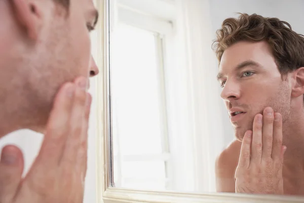 Homem examinando sua palha no espelho — Fotografia de Stock