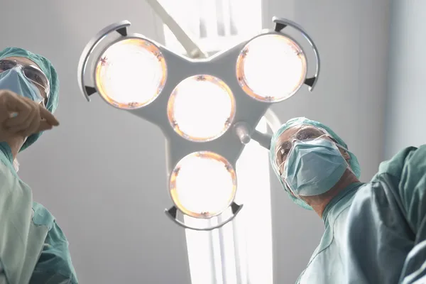 Lékaři v operačním sále — Stock fotografie
