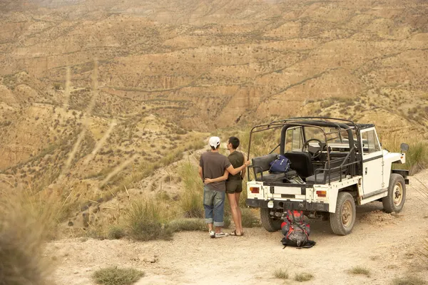 Couple looking at desert — Stock Photo, Image