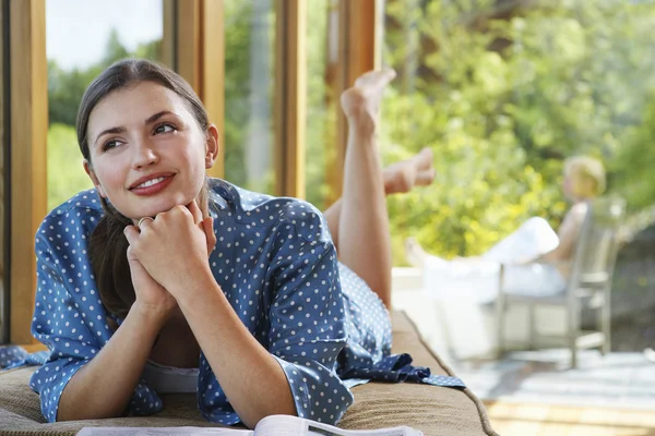 Woman with hands clasped to chin — Stock Photo, Image