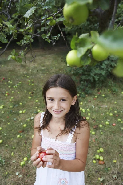 Menina com maçã no jardim — Fotografia de Stock