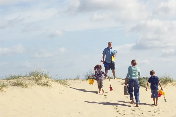 Vakantie familie op strand — Stockfoto