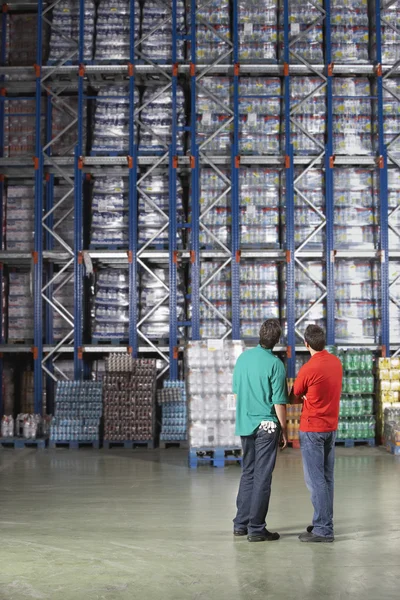 Wegenwerkers volledige magazijn planken — Stockfoto