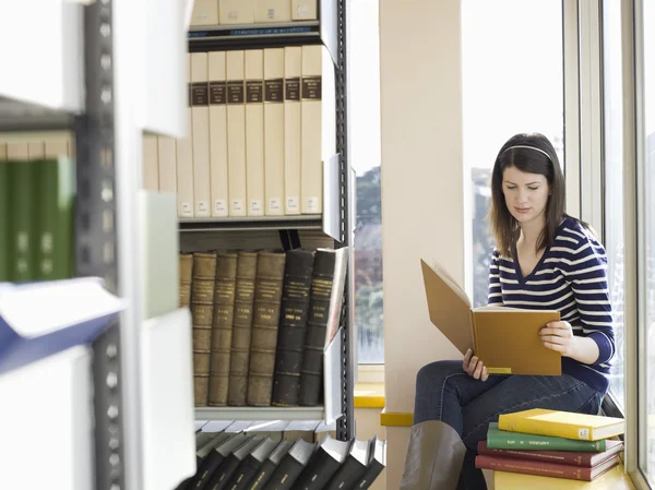 Student zittend op de vensterbank — Stockfoto