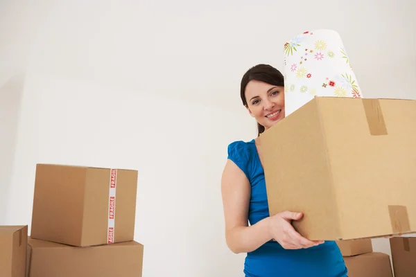 Mulher carregando caixa de papelão — Fotografia de Stock