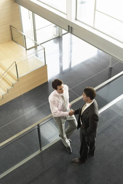 Empresarios dándose la mano — Foto de Stock