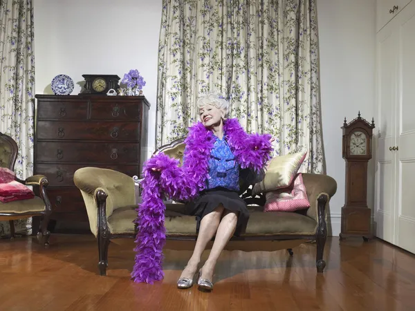 Femme âgée portant un boa à plumes — Photo