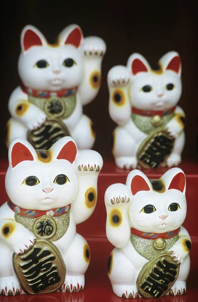 Chinese talisman cat figurines — Stock Photo, Image