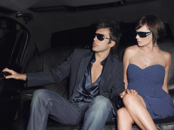 Par i baksätet limousine — Stockfoto
