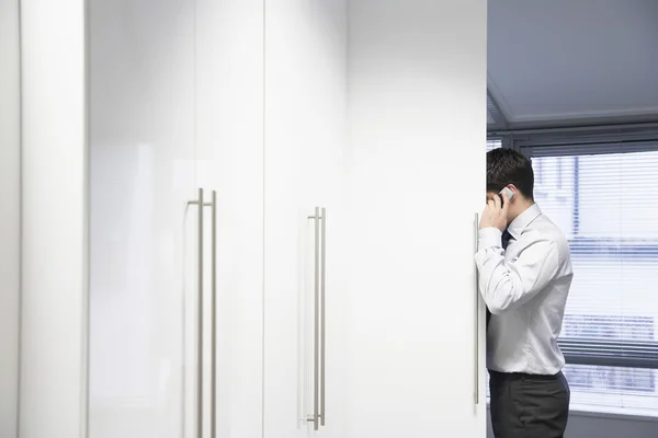 Geschäftsmann telefoniert mit Handy — Stockfoto