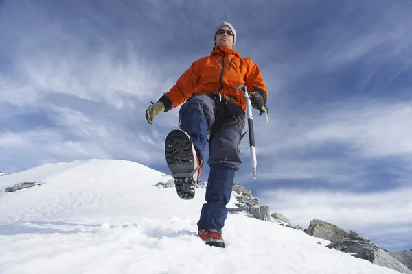 Mountain climber on snowy slope — Stock Photo, Image