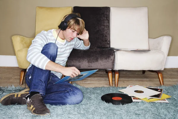 Hombre escuchando discos — Foto de Stock