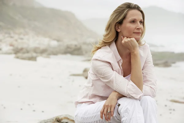 Mujer Relajándose en la playa — Foto de Stock