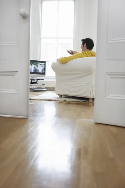 Homem assistindo televisão — Fotografia de Stock